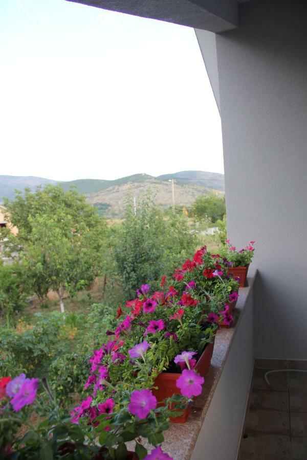Holiday Home Flora Mostar Exterior foto